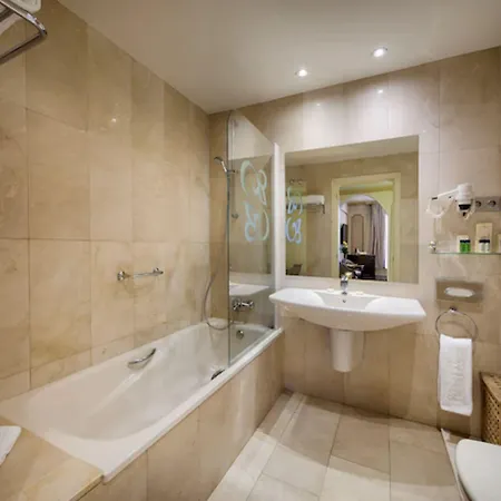 Roger De Lluria 4*